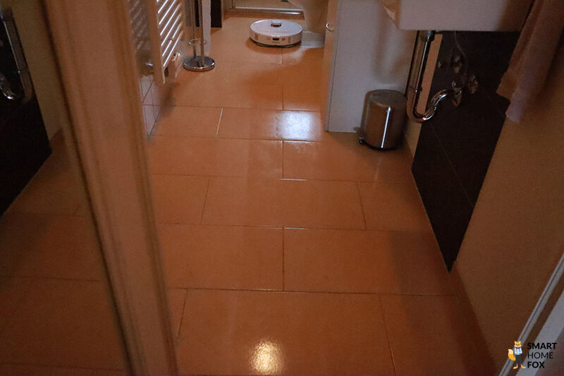 Roborock Q Revo MaxV wischt den Boden im Badezimmer.
